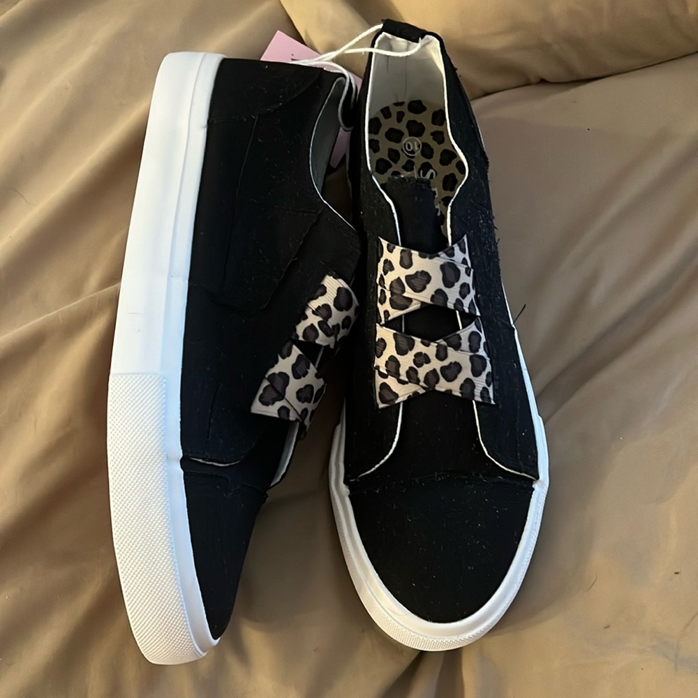 NWT Serra slip on sneakers with leopard detail